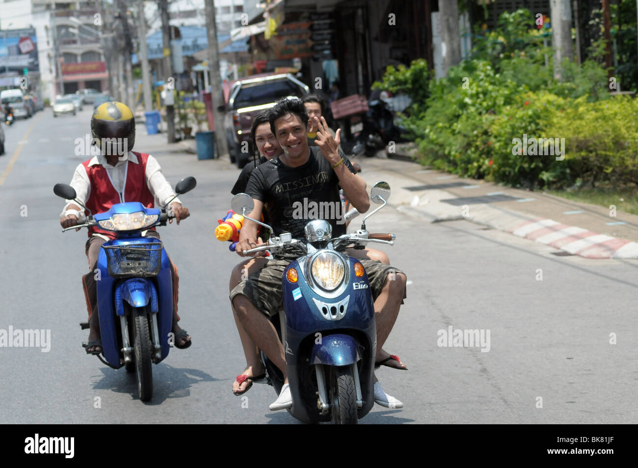 Person auf Roller in Thailand eine lokale Geste des Trotzes, von Tony Rusecki Stockfoto