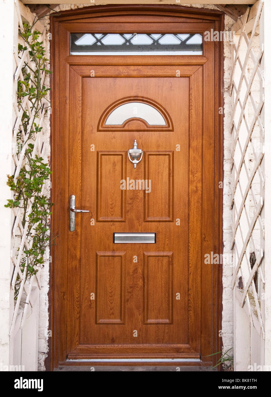 Haustür mit Spalier arbeiten Veranda Surround-UK Stockfoto