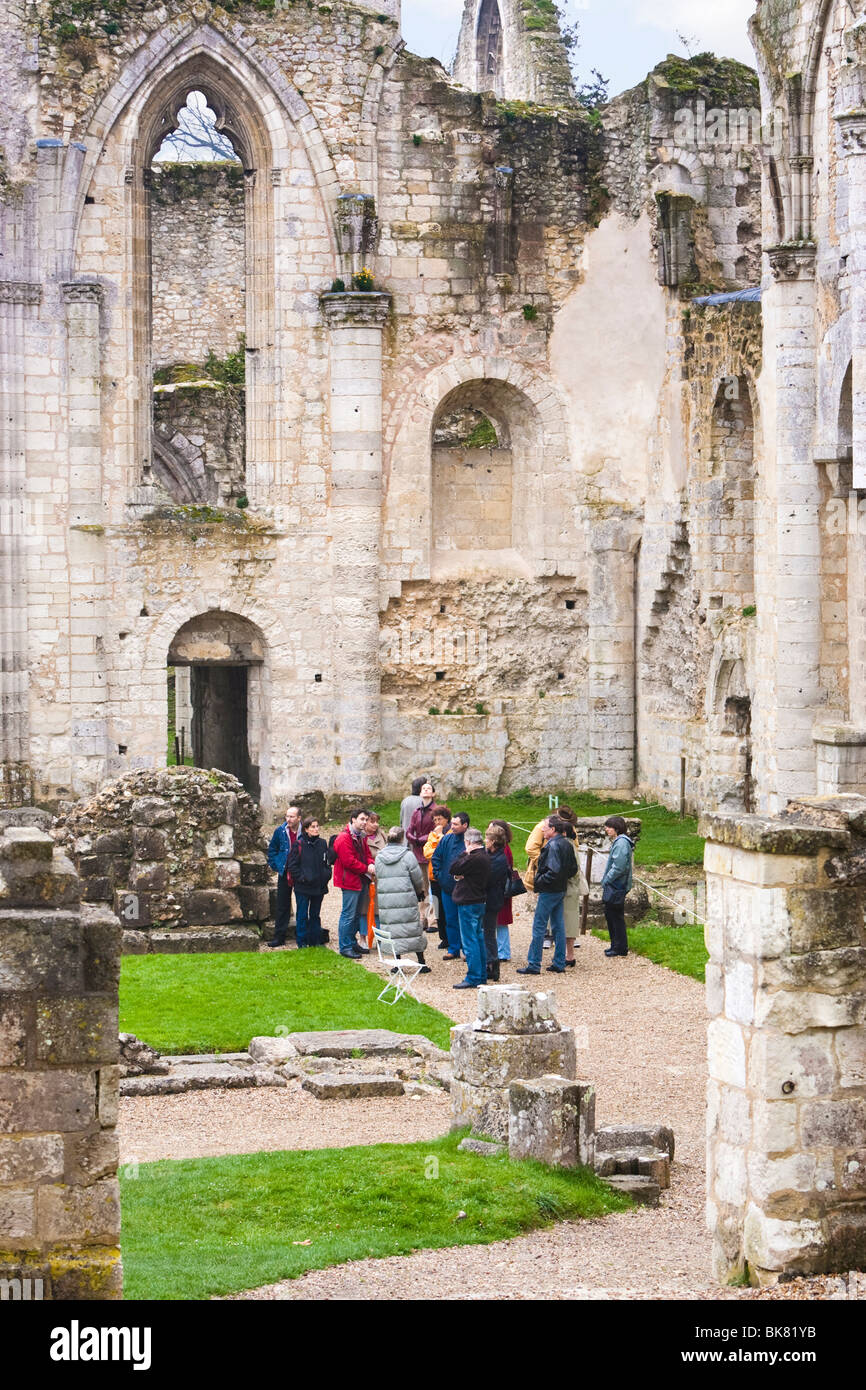 Menschen auf einer geführten Tour durch die Abbaye de Jumieges Calvados Normandie Frankreich Stockfoto
