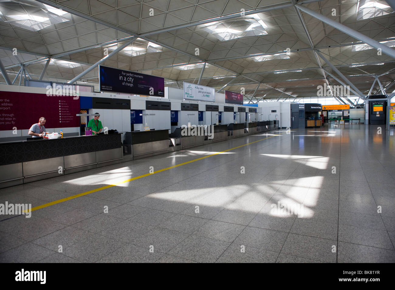 Leere Check-in Schaltern durch stornierte Flüge im Terminal des Flughafen London Stansted in Essex Stockfoto