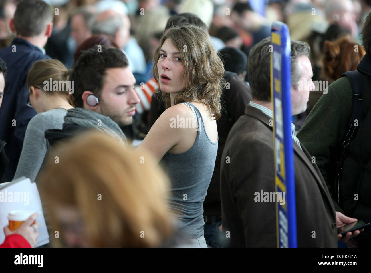 PASSAGIER-WARTESCHLANGEN AM FLUGHAFEN STANSTED Stockfoto