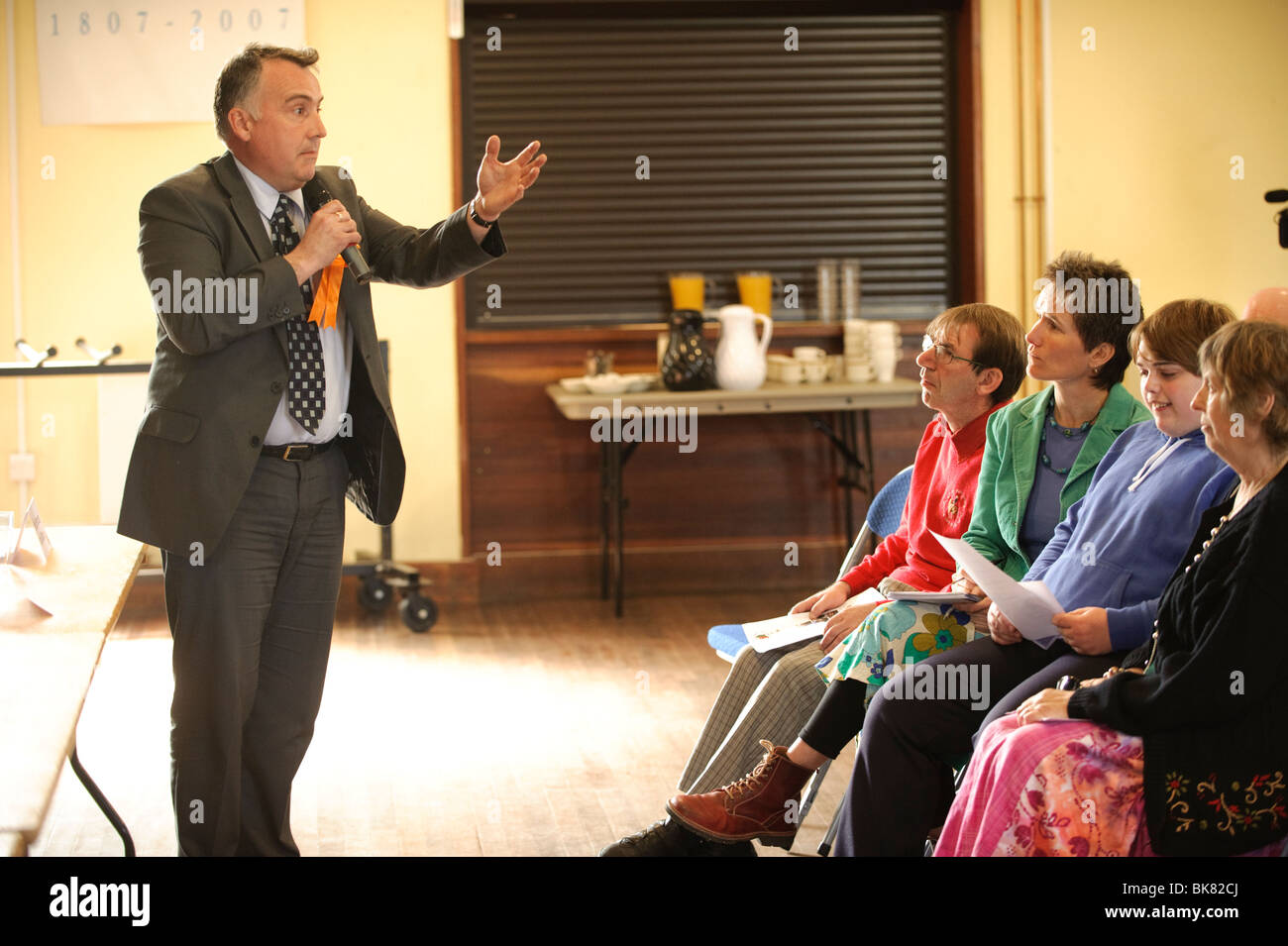 Liberal-demokratische Kandidat und sitzen MP Mark Williams bei den allgemeinen Wahlen Kampagne 2010 Aberaeron Ceredigion Wales UK. Stockfoto