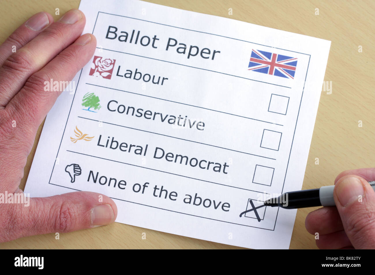 Ein mock Wahlzettel mit den drei großen Parteien sowie keine der oben genannten. Stockfoto