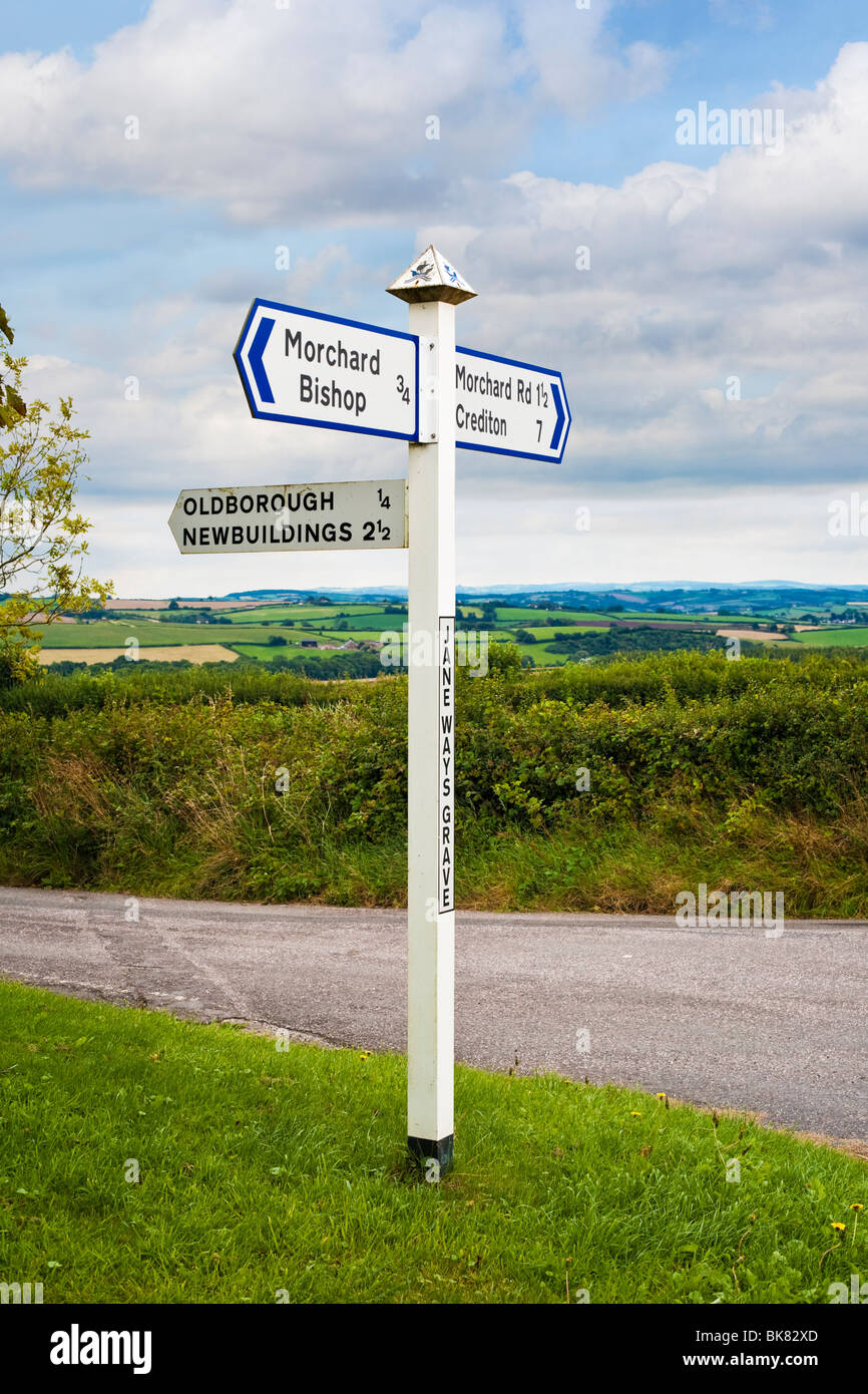 Straßenschilder zu den Dörfern an einer Kreuzung mit mehreren Richtungen in der Devon Country, Großbritannien Stockfoto