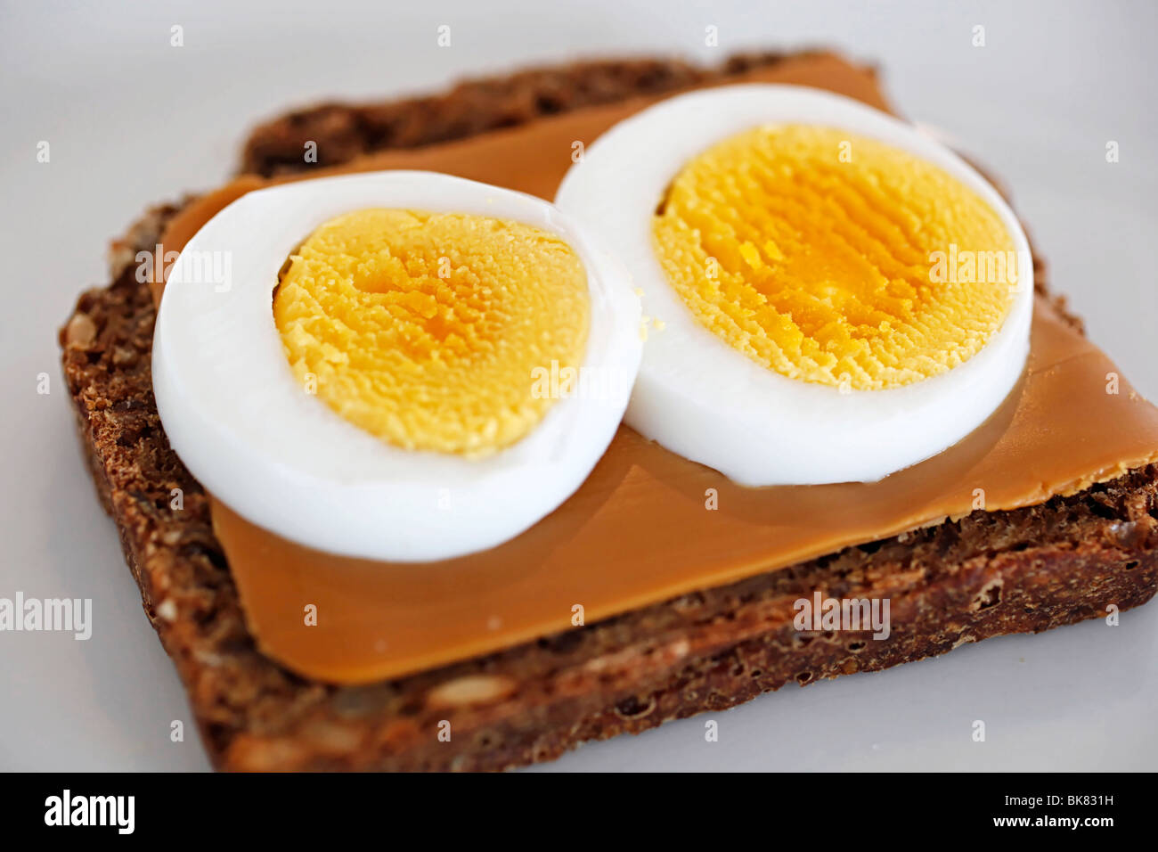 gekochten Eiern auf braunen Käse und Schwarzbrot Stockfoto