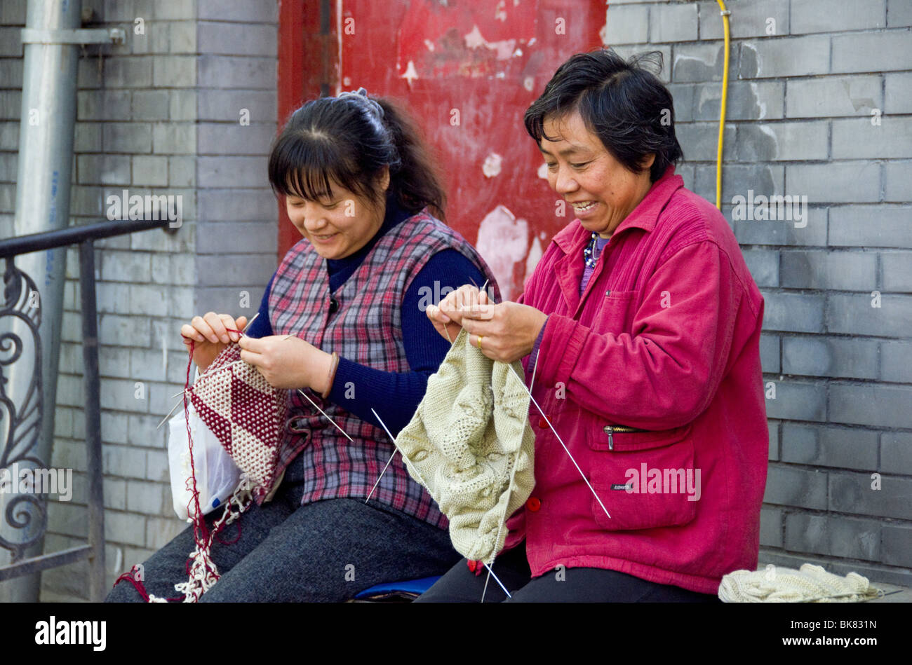 Frauen stricken auf einer Straße von Peking Stockfoto