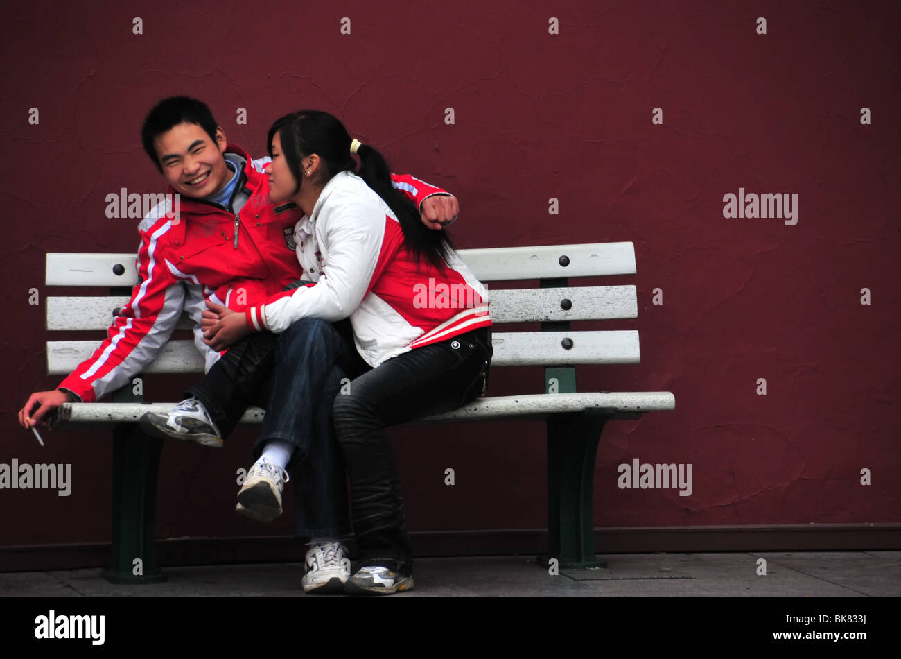 Junges Paar auf einer Bank Beijing-China Stockfoto