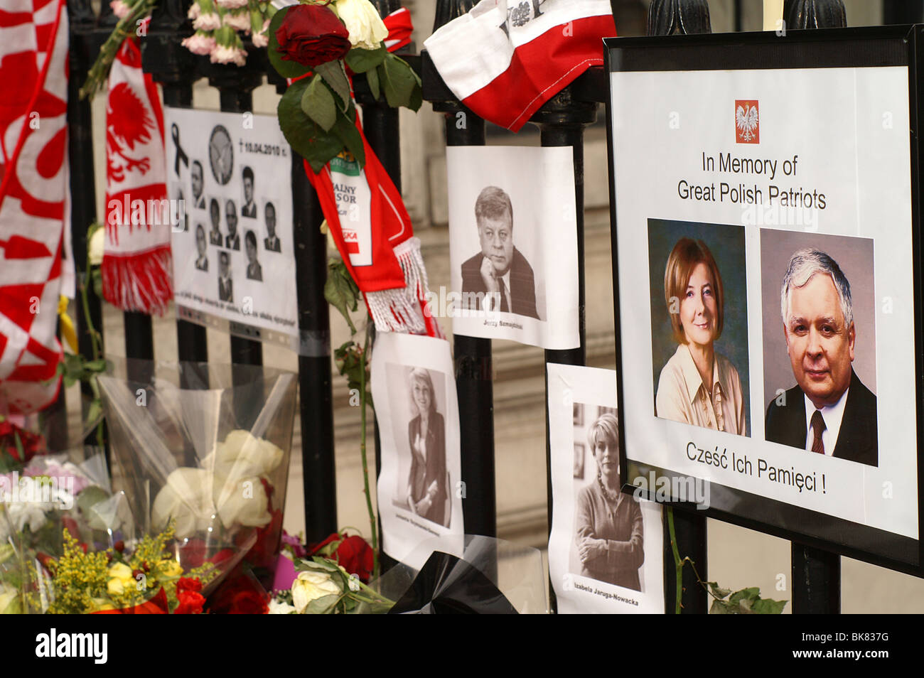 Lech und Maria Kaczynski Schrein nach Flugzeugabsturz. Polnische Botschaft in London Stockfoto
