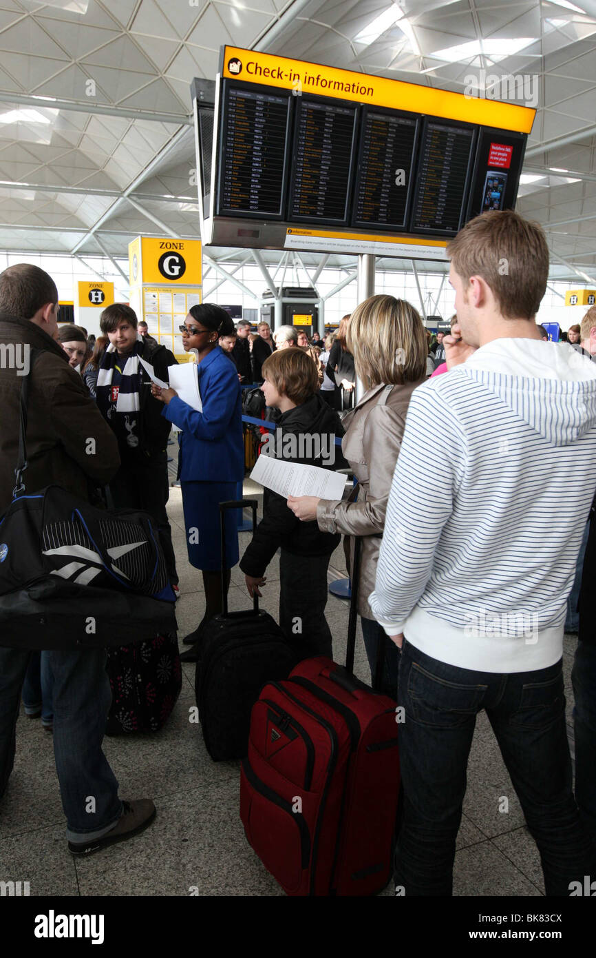 PASSAGIER-WARTESCHLANGEN AM FLUGHAFEN STANSTED Stockfoto