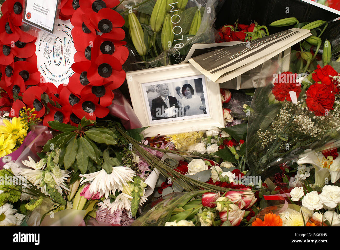 Lech und Maria Kaczynski Blume Schrein nach ihrem Flugzeugabsturz Stockfoto