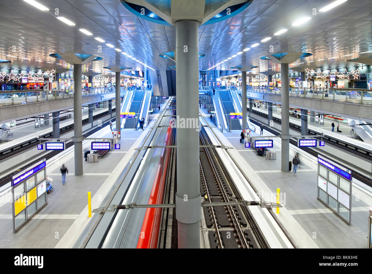 Europa, Deutschland, Berlin, neue moderne Hauptbahnhof - Zug ziehen in die Plattform Stockfoto