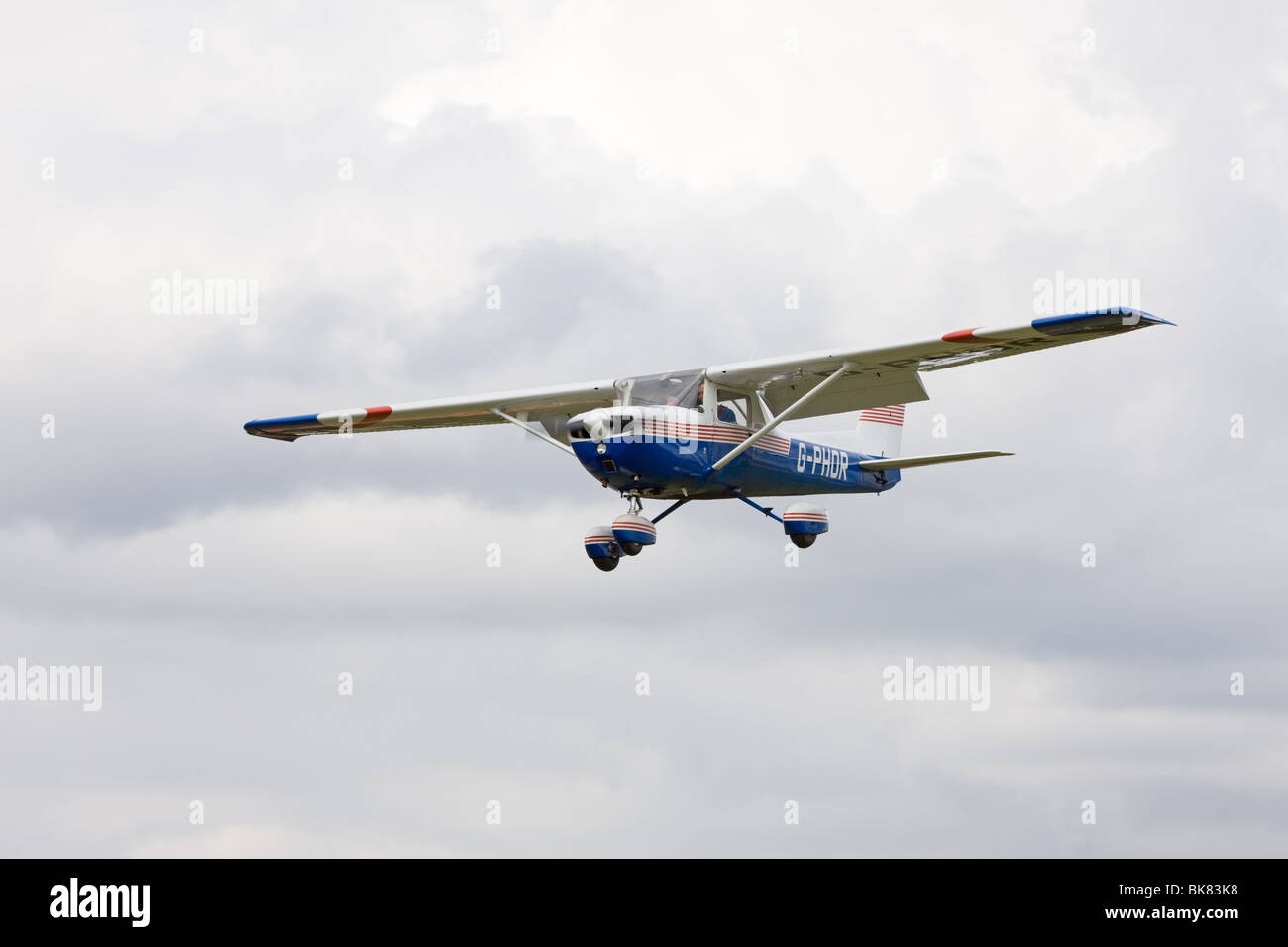 Reims Cessna F152 Aerobat G-PHOR im Endanflug auf Netherthorpe Flugplatz landen Stockfoto