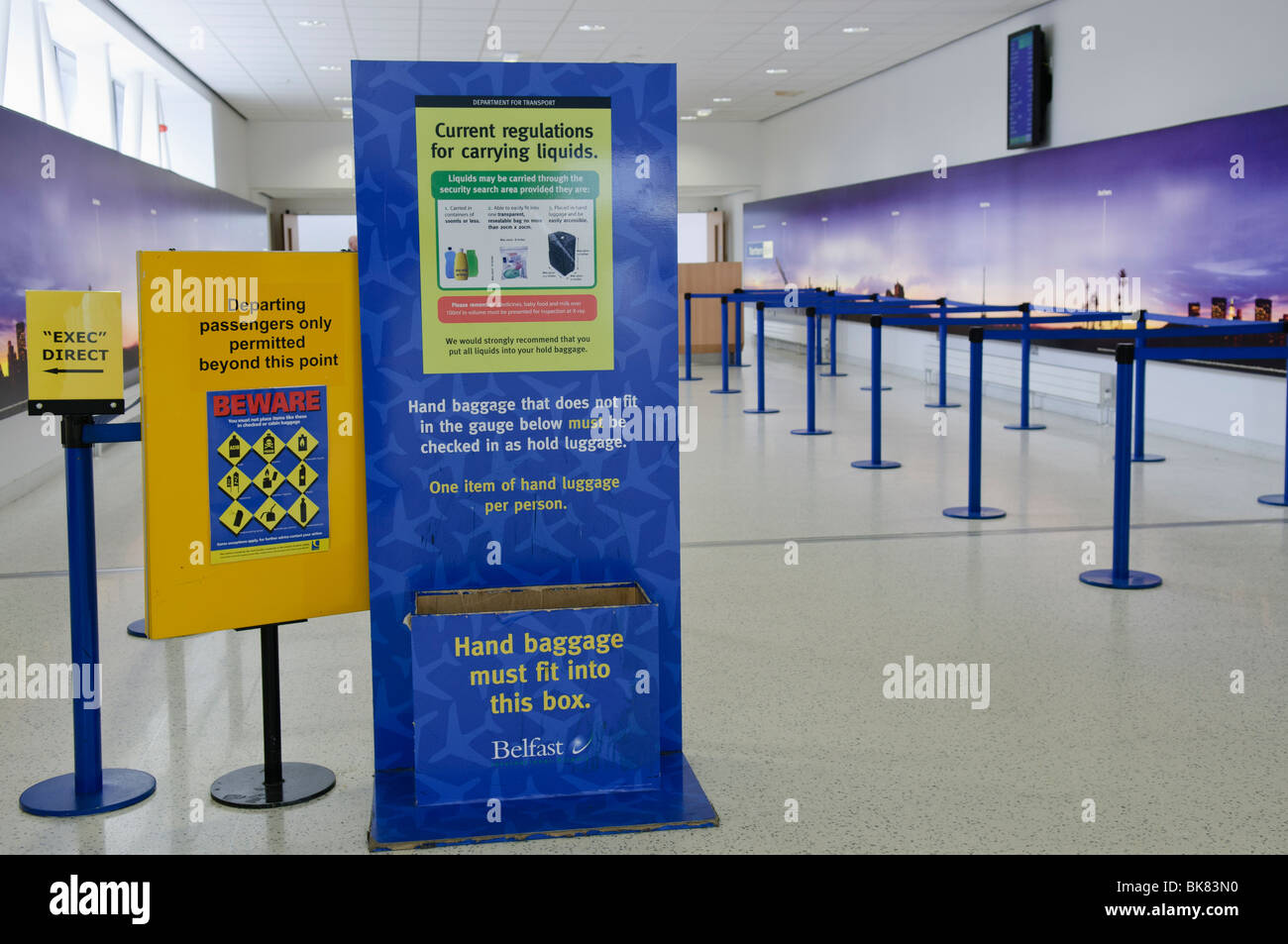 Zeichen im Anflug zum Flughafen Sicherheit, Warnung, die Fluggäste über verbotene Gegenstände. Stockfoto