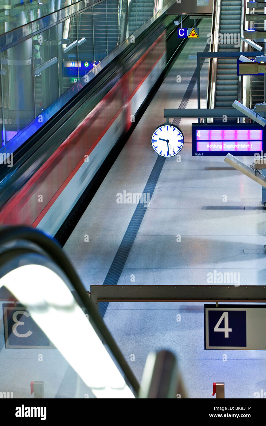Europa, Deutschland, Berlin, neue moderne Hauptbahnhof - Zug ziehen in die Plattform Stockfoto