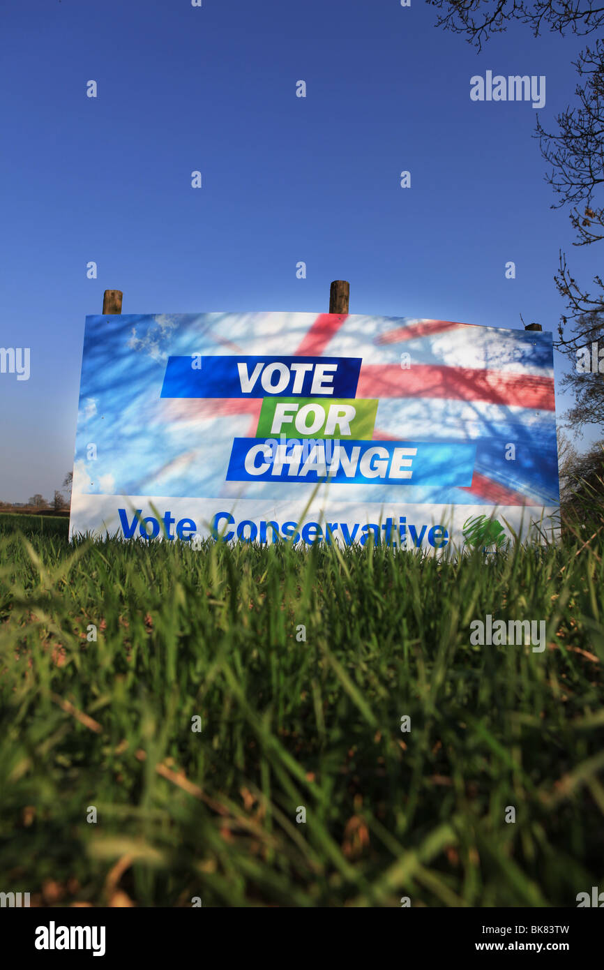 Konservative Partei General Election 2010 Banner in einem Feld im Vereinigten Königreich vor blauem Himmel Stockfoto