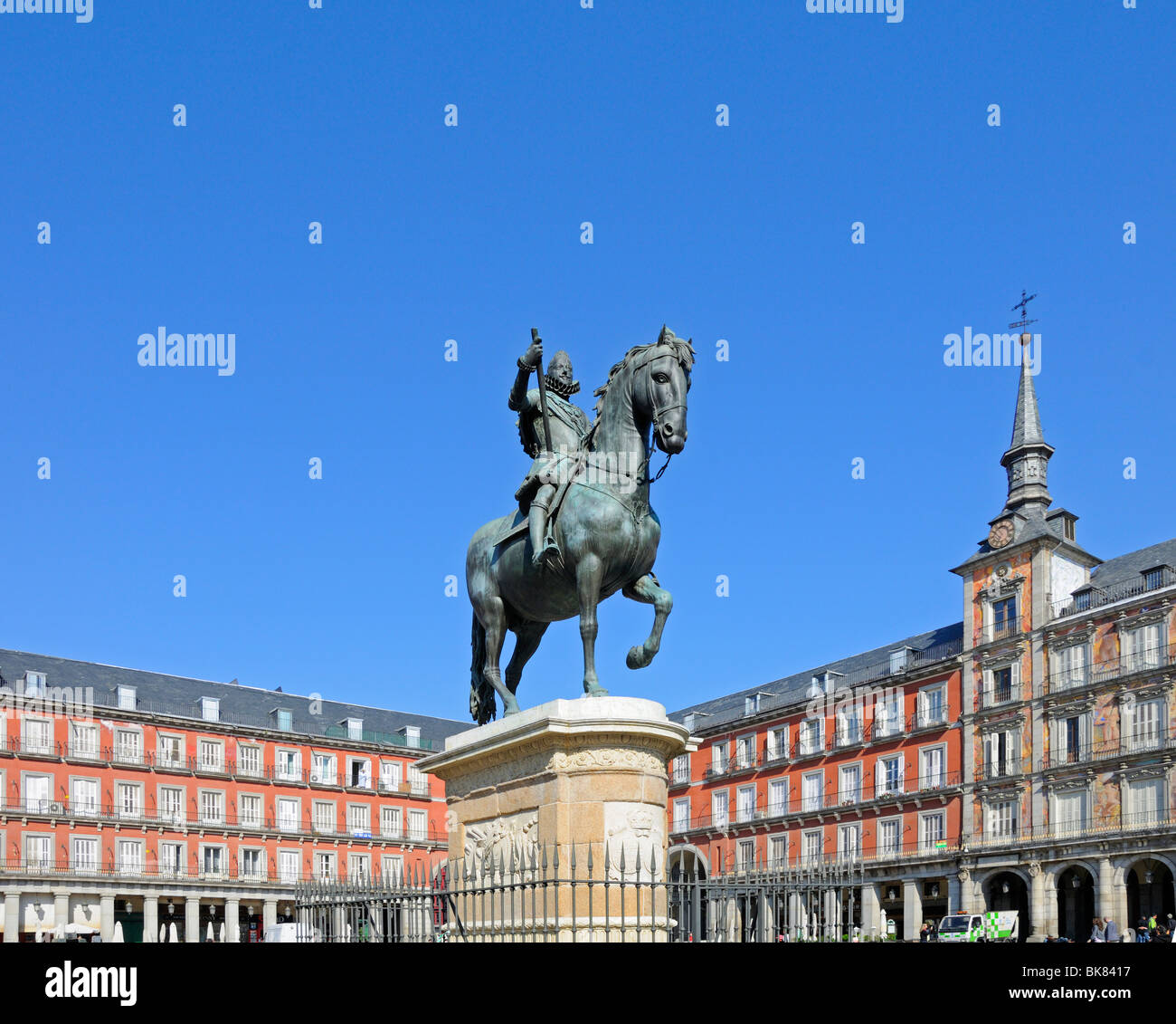 Madrid, Spanien. Plaza Mayor. Bronzene Reiterstatue (1616) von Philip (Felipe) III Stockfoto