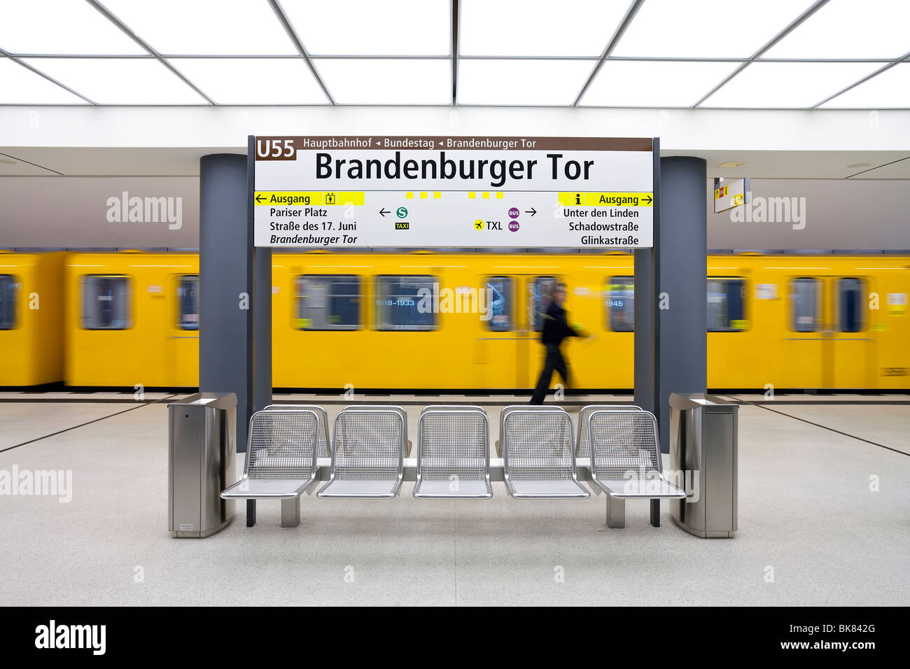 Europa, Deutschland, Berlin, modernen futuristischen Stil-u-Bahnstation Stockfoto
