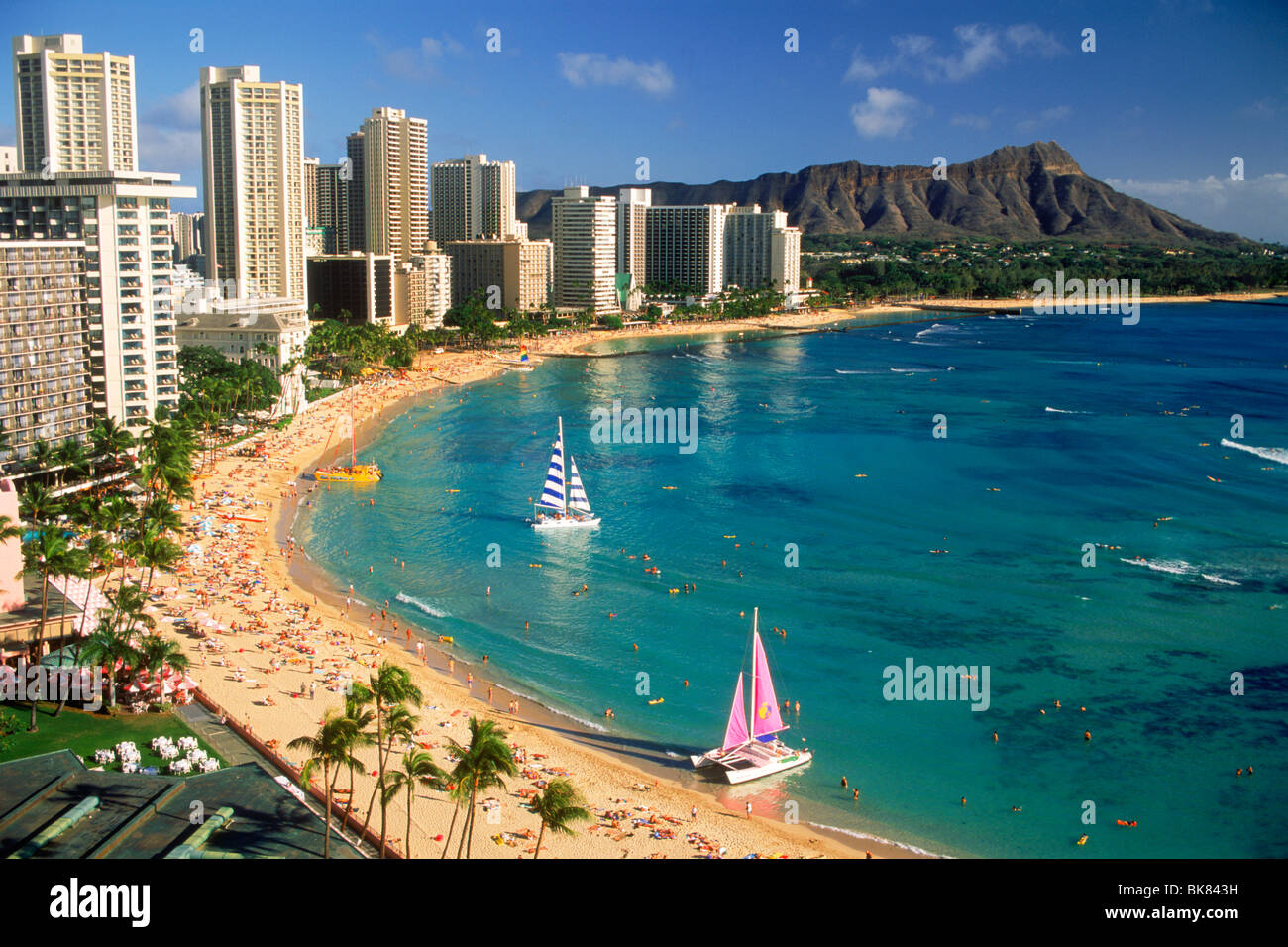 Waikiki Beach und Diamond Head mit Strand und Katamarane auf der Insel Oahu in Hawaii Stockfoto