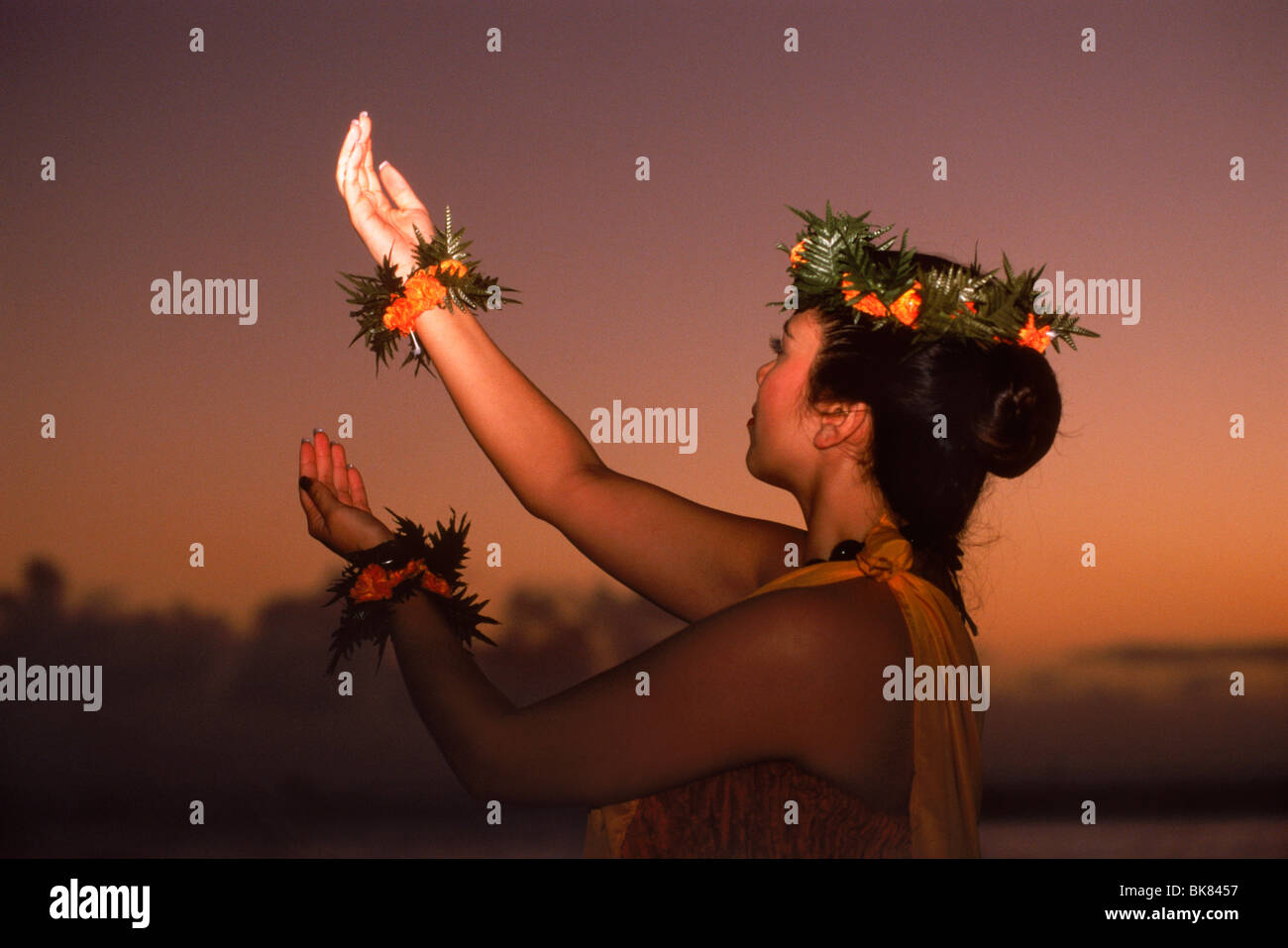 Händen der Hula Hula-Tänzerin in Hawaii Silhouette in der Abenddämmerung Stockfoto