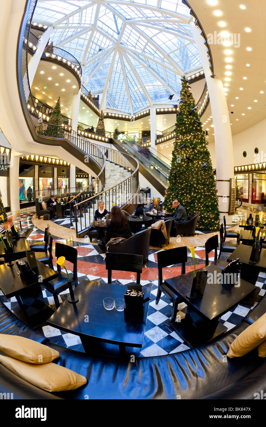 Europa, Deutschland, Berlin, Luxus-Einkaufszentrum - Quartier 206 in der Friedrichstraße - Wendeltreppe und dekorativen Bodenfliesen Stockfoto