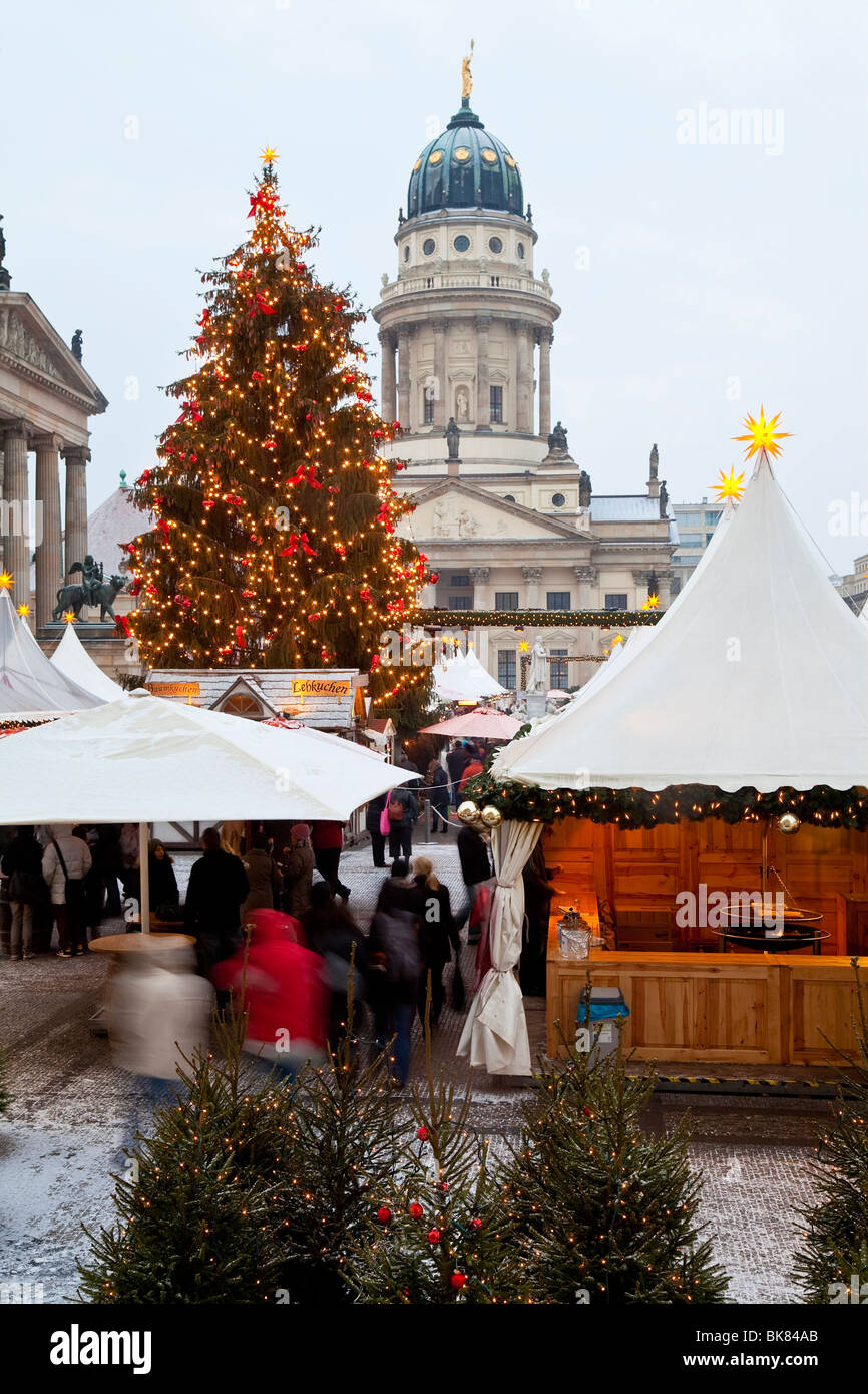 Europa, Deutschland, Berlin, traditionelle Weihnachtsmarkt auf dem Gendarmenmarkt - bei Einbruch der Dunkelheit beleuchtet Stockfoto