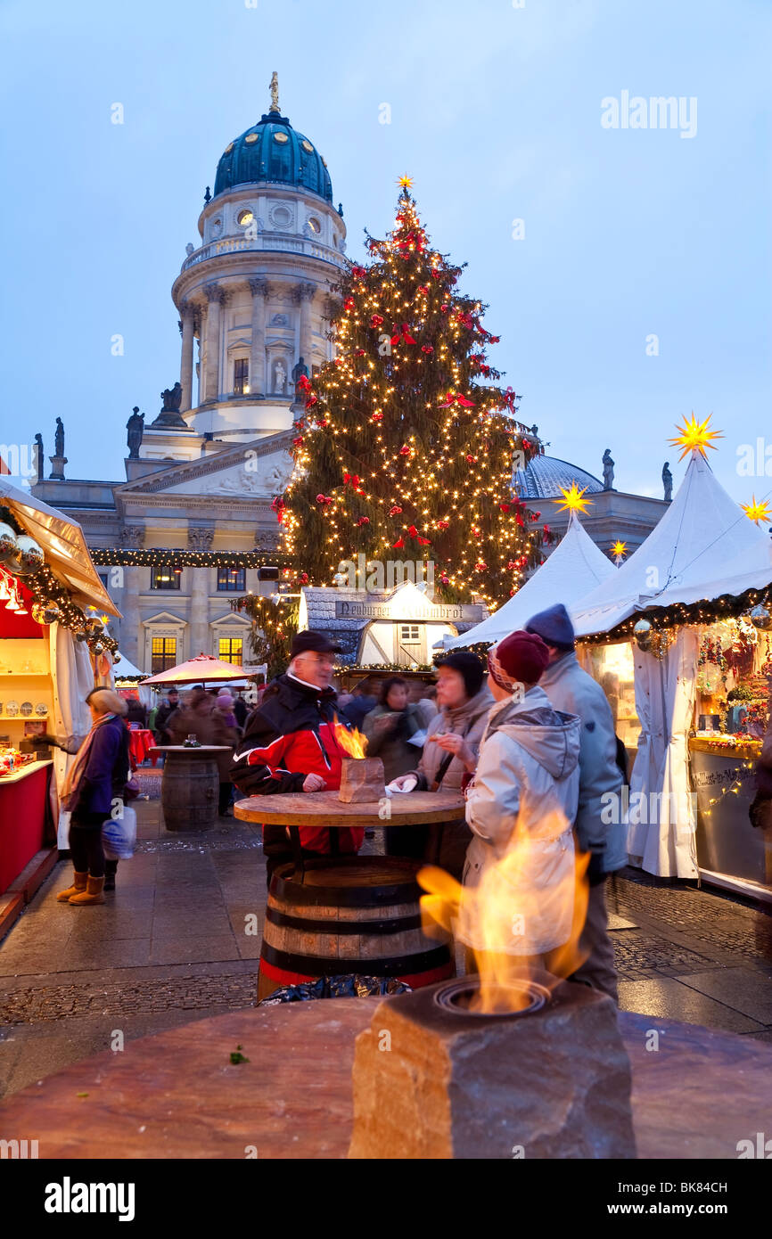 Europa, Deutschland, Berlin, traditionelle Weihnachtsmarkt auf dem Gendarmenmarkt - bei Einbruch der Dunkelheit beleuchtet Stockfoto