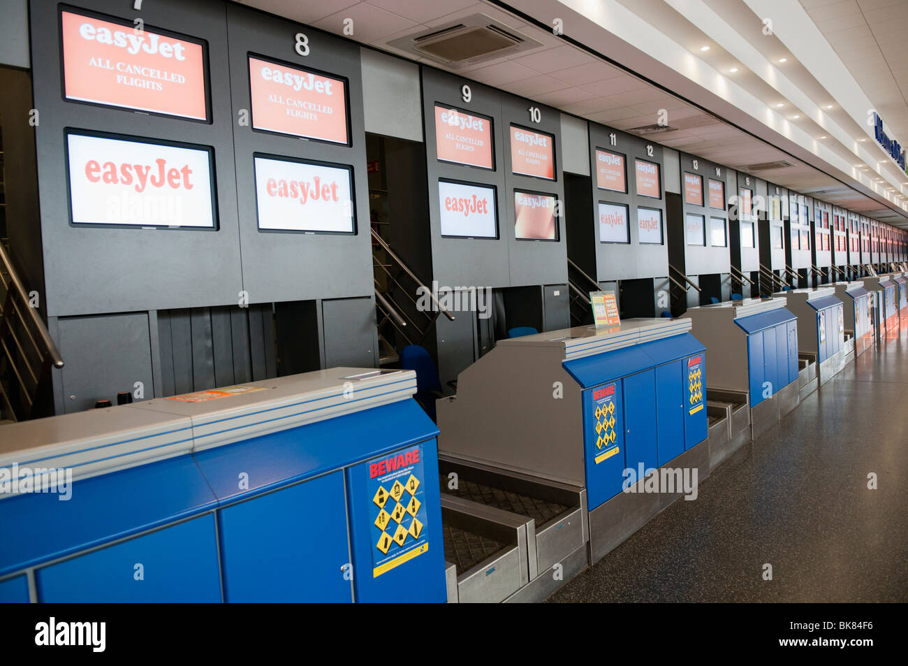 Reihe von leeren Check-in Schalter am Flughafen Stockfoto