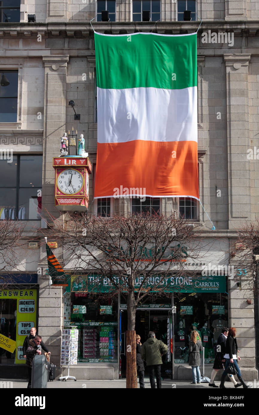 Eine riesige Trikolore hängt über einem Geschäft auf O' Connell Street im Stadtzentrum von Dublin Irland Stockfoto