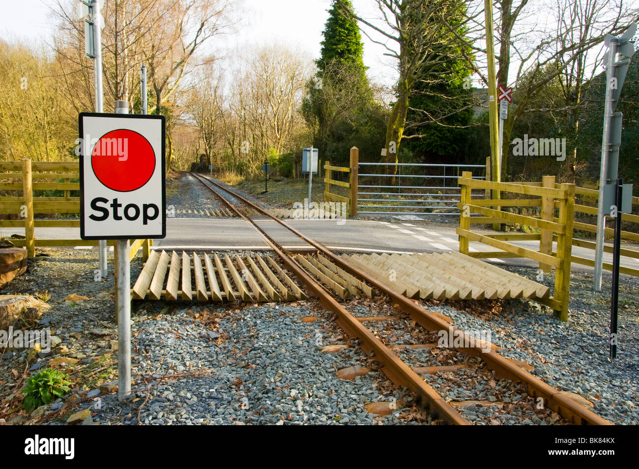 Stop-Schild an einem Bahnübergang, Welsh Highland Railway, Nantmor, Snowdonia, North Wales, UK Stockfoto