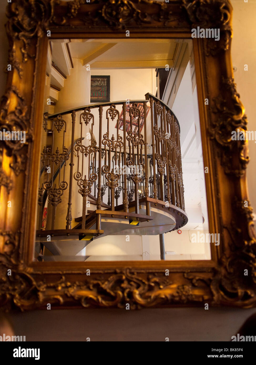 Treppe in reich verzierte Spiegel reflektiert Stockfoto