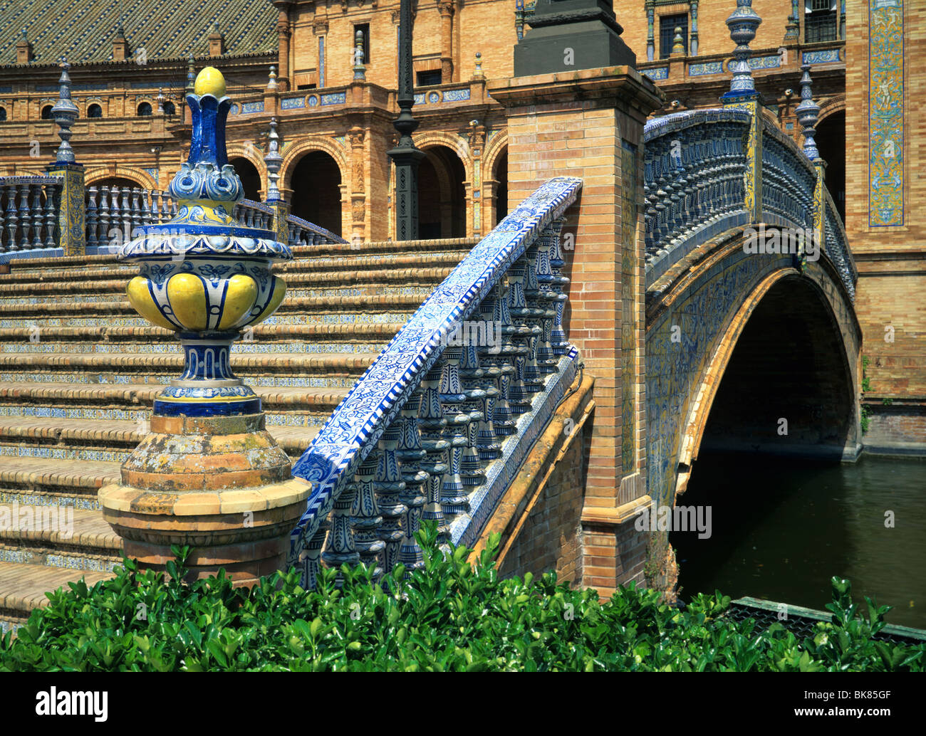 Sevilla Brücke zum Plaza de Espana, Parque de Maria Luisa, Sevilla, Spanien, von Wally Parshall/Dembinsky Foto Assoc Stockfoto