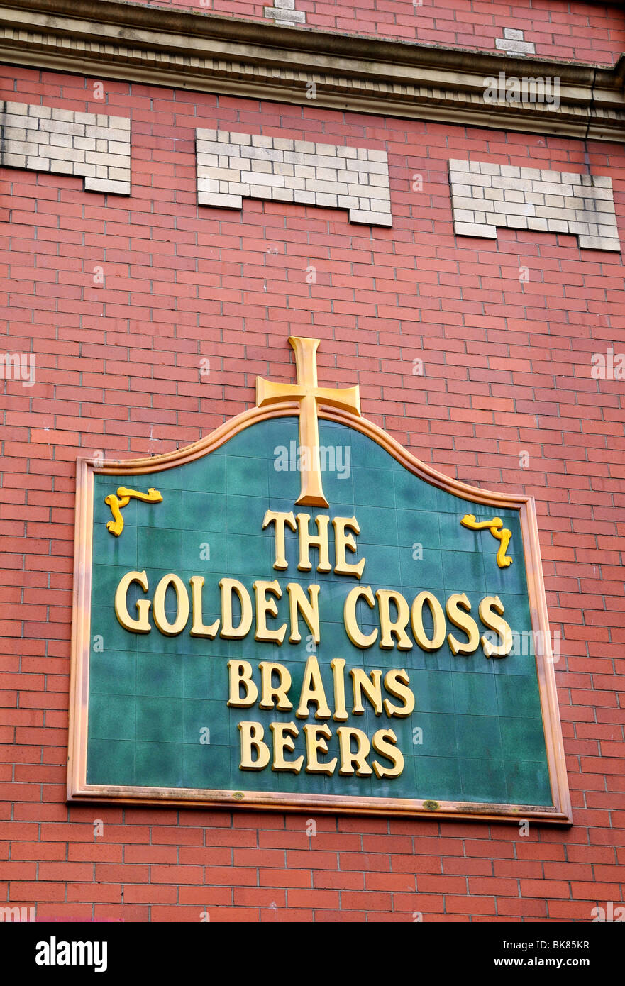 Altes Logo für Gehirne Bier auf das goldene Kreuz Public House Cardiff Stockfoto