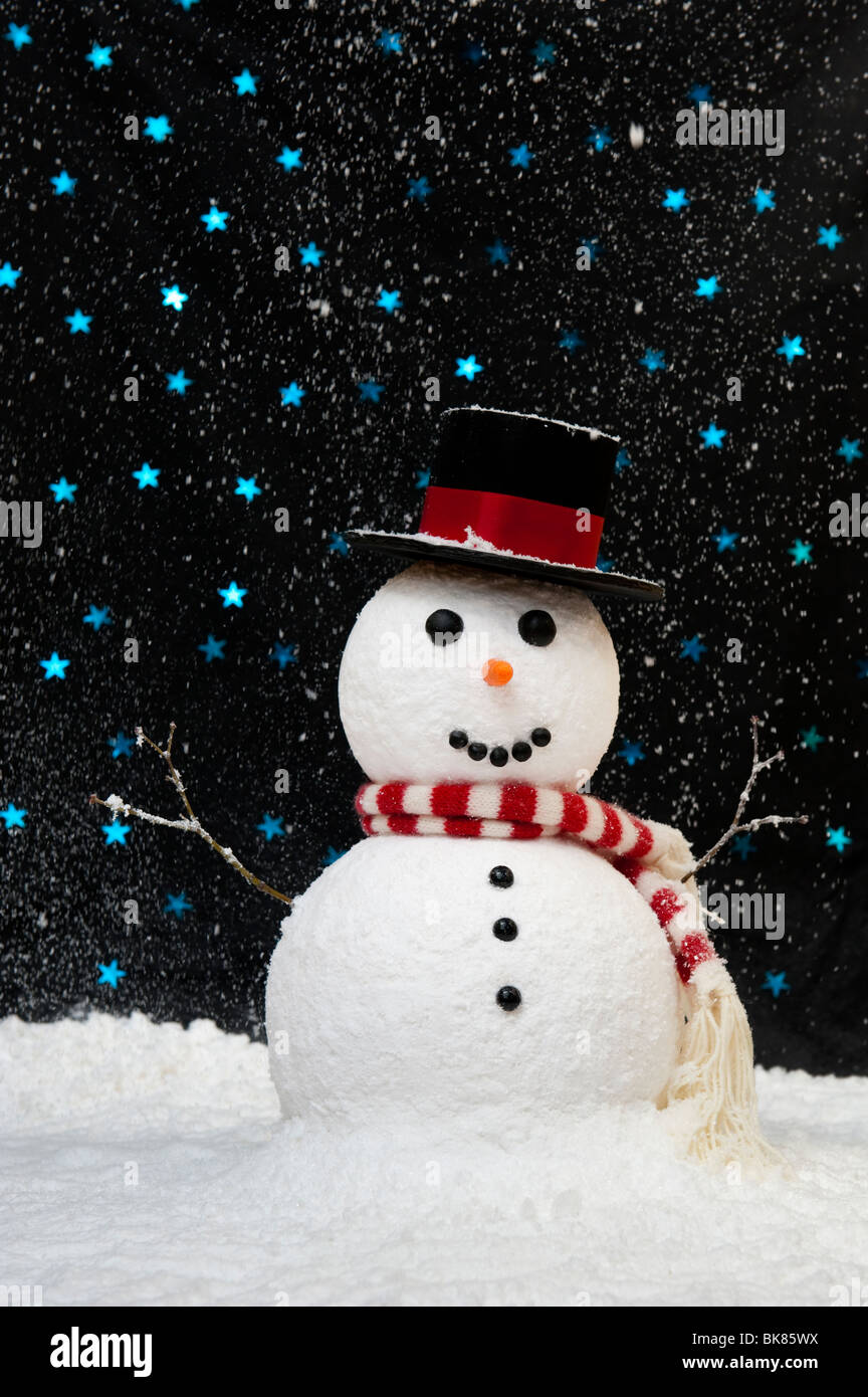 Schneemann im Schnee gegen sternenklaren Himmel Konzept mit Textfreiraum Stockfoto