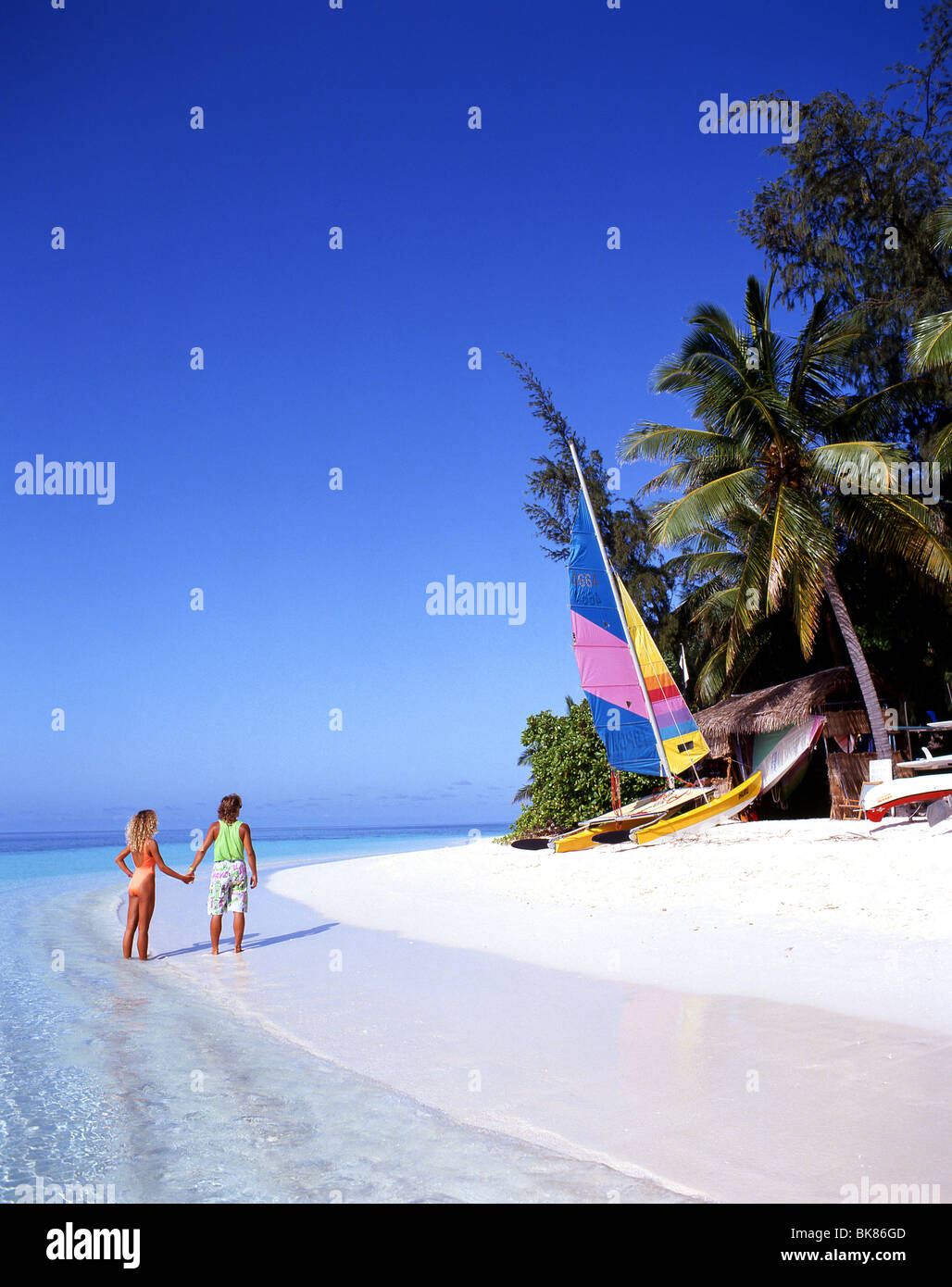 Paar am tropischen Strand, Ihuru, Kaafu Atoll, Republik Malediven Stockfoto