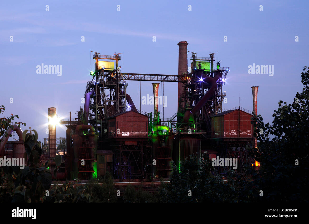 Beleuchtete Industrieanlage in den Landschaftspark Duisburg-Nord-Landschaftspark, ehemaligen Hüttenwerk Huettenwerk Meiderich, Dui Stockfoto