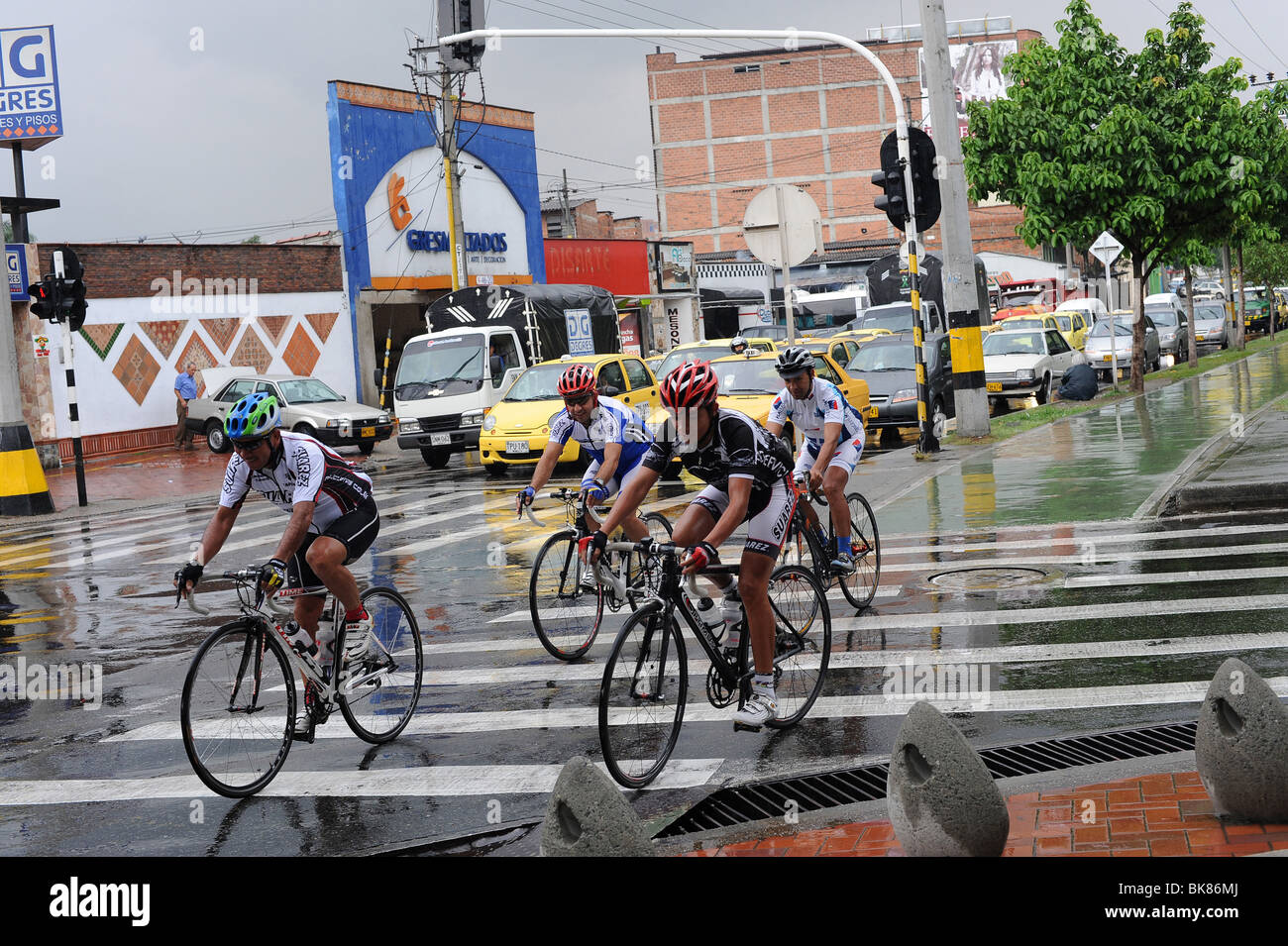 Vier Radfahrer im Regen. Medellin, Kolumbien Stockfoto