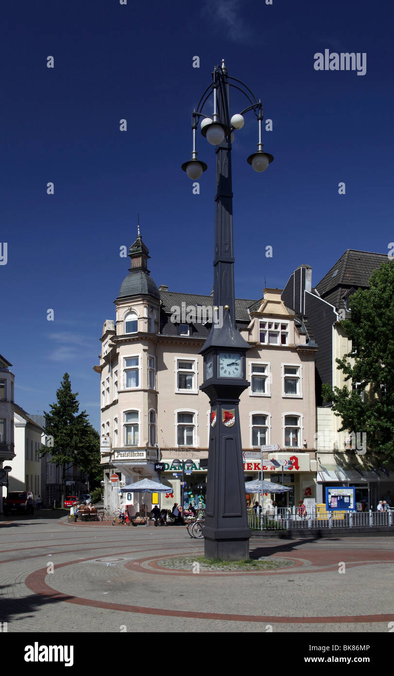 Gründerzeit-Gebäude in Hoerde Bezirk Mitte mit clock'Schlanke Mathilde ","Dünne Matilda", Dortmund, Nordrhein-Westp Stockfoto