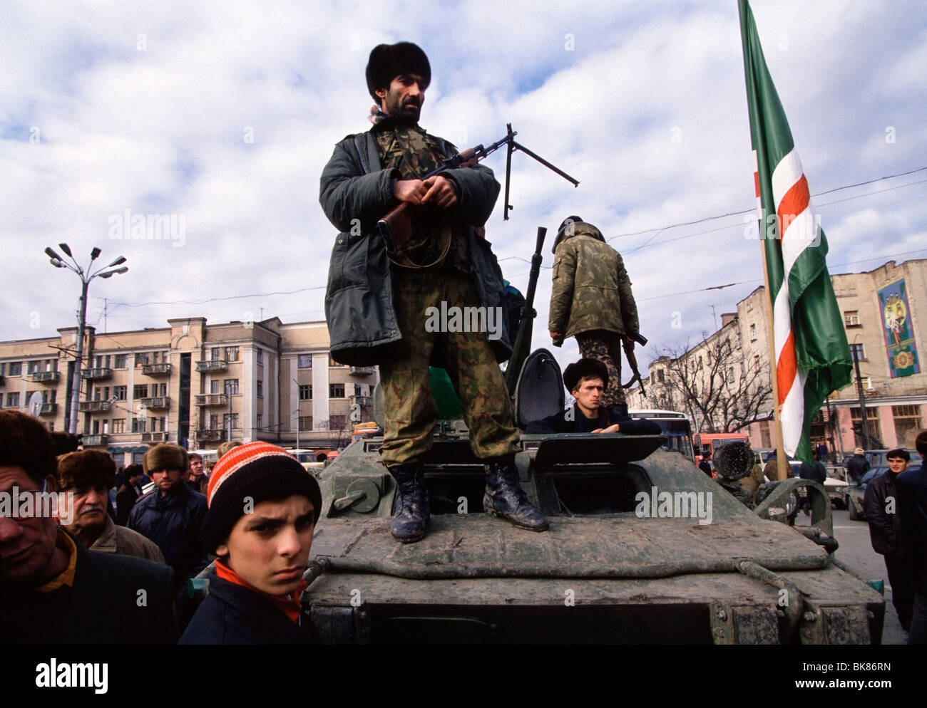 Tschetschenische Kämpfer stehen auf einem erbeuteten Russland BMP vor dem Präsidentenpalast in zentralen Grosny, Tschetschenien. Stockfoto