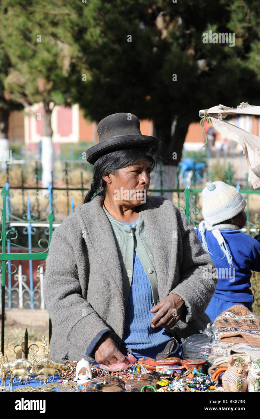 Frau mit schwarzen Hut auf dem Marktplatz, Pucara, Inka-Siedlung, Quechua Siedlung, Peru, Südamerika, Lateinamerika Stockfoto