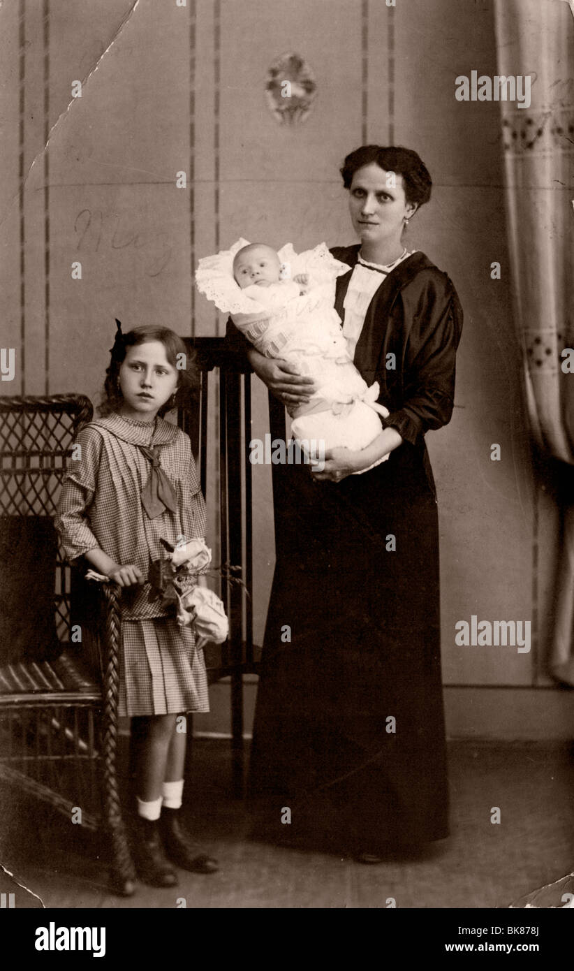 Mutter mit Baby und Tochter, historische Fotografie, um 1910  Stockfotografie - Alamy