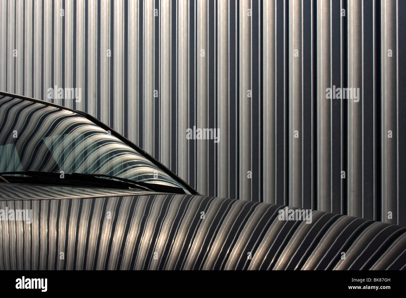 Reflexion der Fassade einer Ausstellungshalle in der Farbe eines Autos Stockfoto