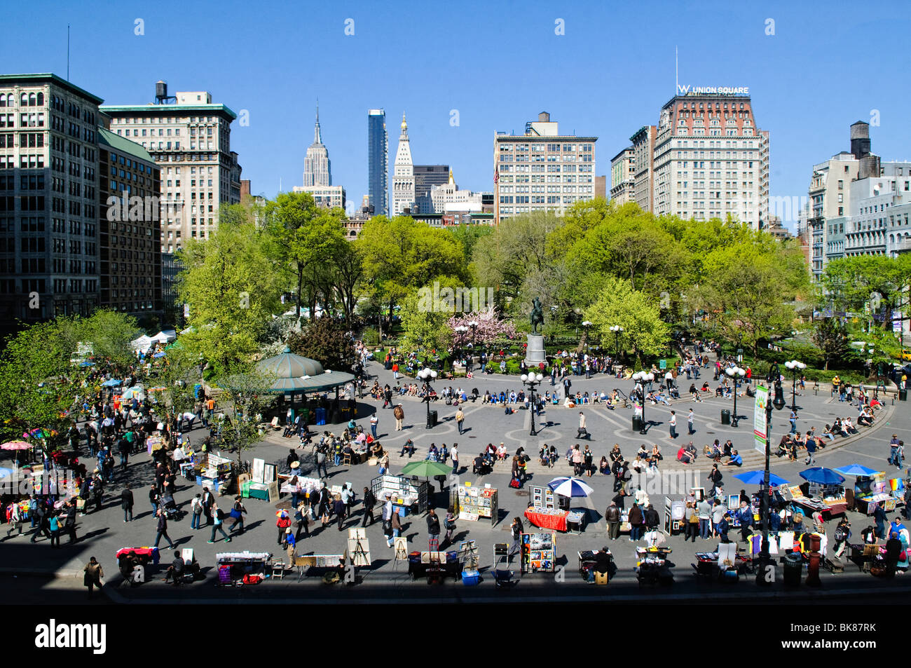 Union Square Frühling Wetter Menschenmassen New York City // NEW YORK, NY, Vereinigte Staaten – Menschenmassen genießen das warme Frühlingswetter am Union Square, New York City. Diese erhöhte Aussicht nach Norden fängt die lebhafte Atmosphäre des beliebten öffentlichen Raums ein, während New Yorker und Besucher gleichermaßen die Saison nutzen. Stockfoto