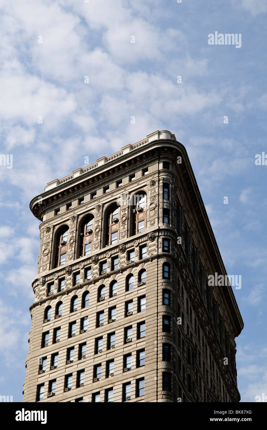 Flatiron Building Back New York City // NEW YORK, NY – die Rückseite des charakteristischen Flatiron Building in New York City. Die kunstvoll verzierte Beaux-Arts-Fassade und die einzigartige dreieckige Form sind vor einem hellen Himmel sichtbar. Stockfoto