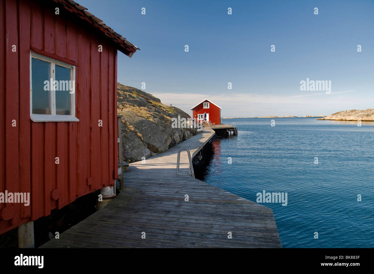 Rotes Holzhaus auf Tjoern auf der West-Küste von Schweden, Skandinavien, Europa Stockfoto