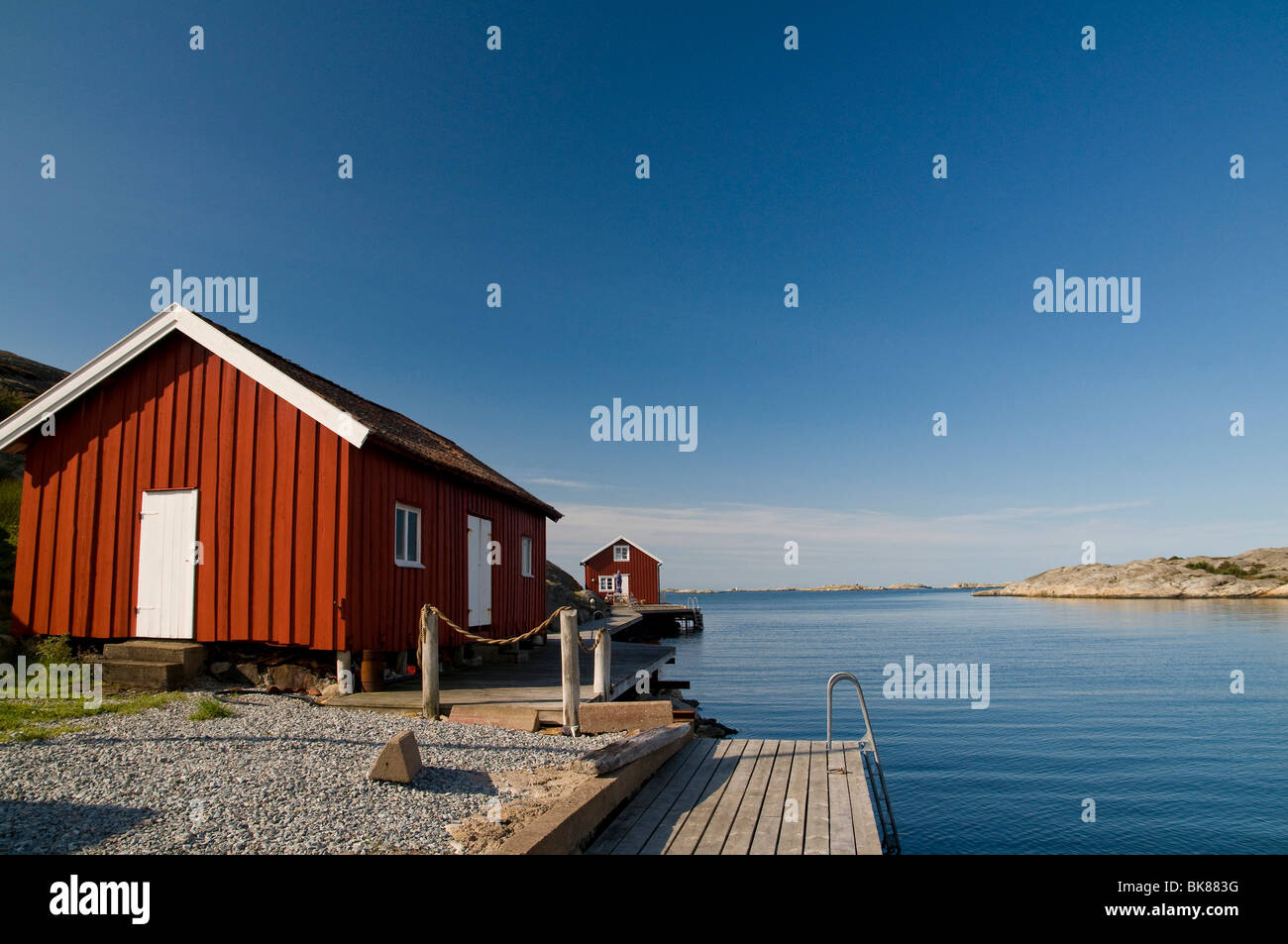 Rotes Holzhaus auf Tjoern auf der West-Küste von Schweden, Skandinavien, Europa Stockfoto