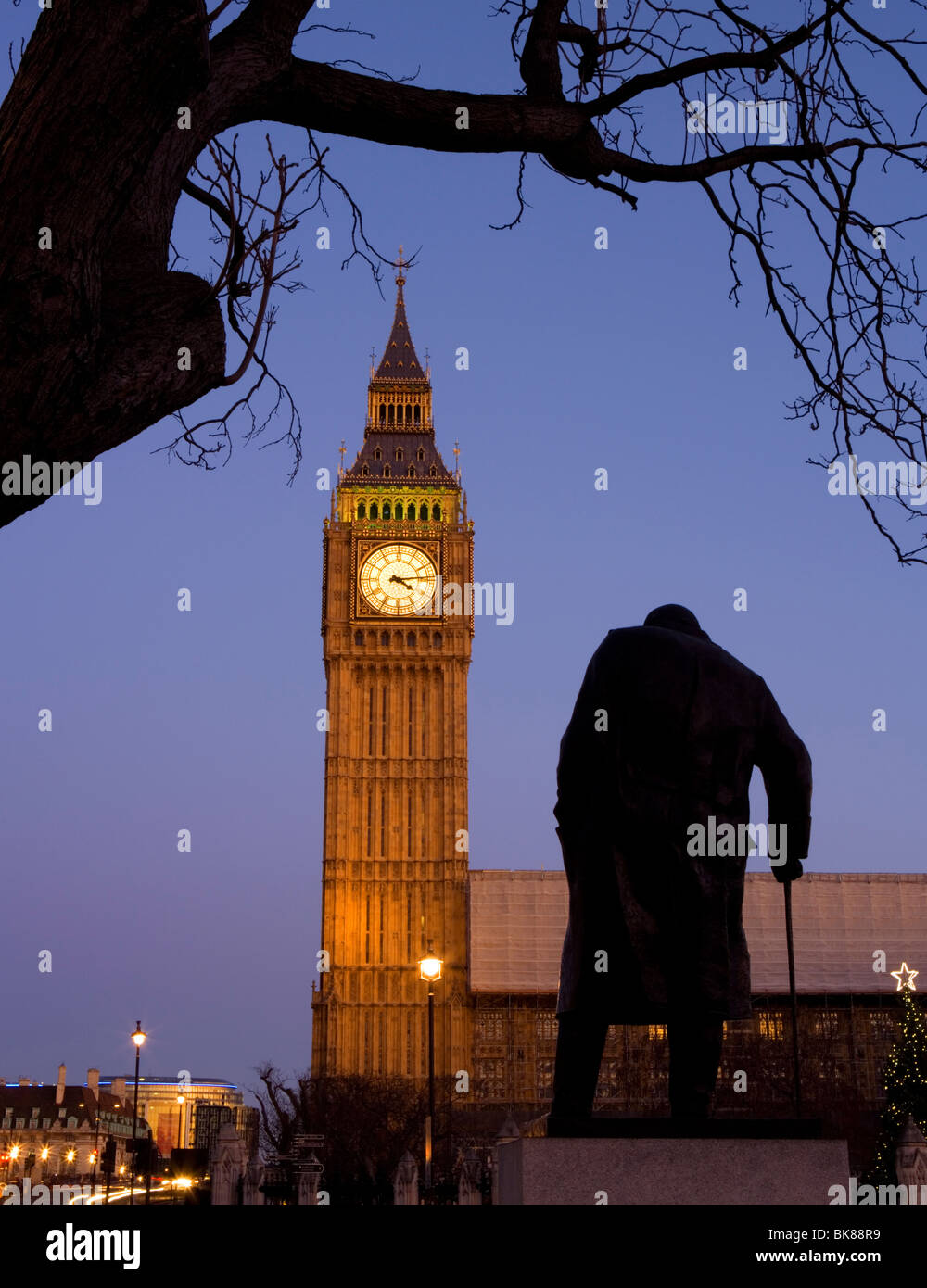 Statue von Sir Winston Churchill und Big Ben angesehen vom Platz vor dem Parlament in Westminster, London, UK. Stockfoto