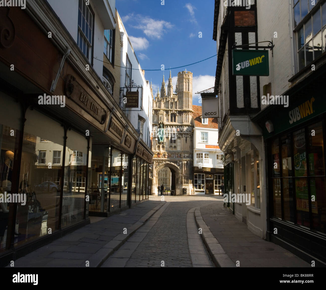 Christchurch Gate Eingang zur Kathedrale von Canterbury betrachtet von einer Einkaufsstraße in Canterbury, Kent, UK. Stockfoto