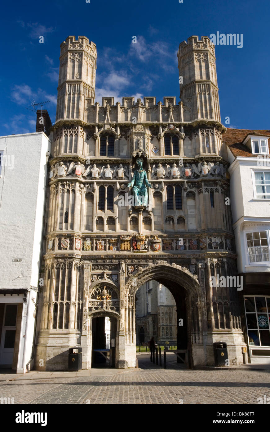 Christchurch Gate Eingang zur Kathedrale von Canterbury betrachtet von einer Einkaufsstraße in Canterbury, Kent, UK. Stockfoto