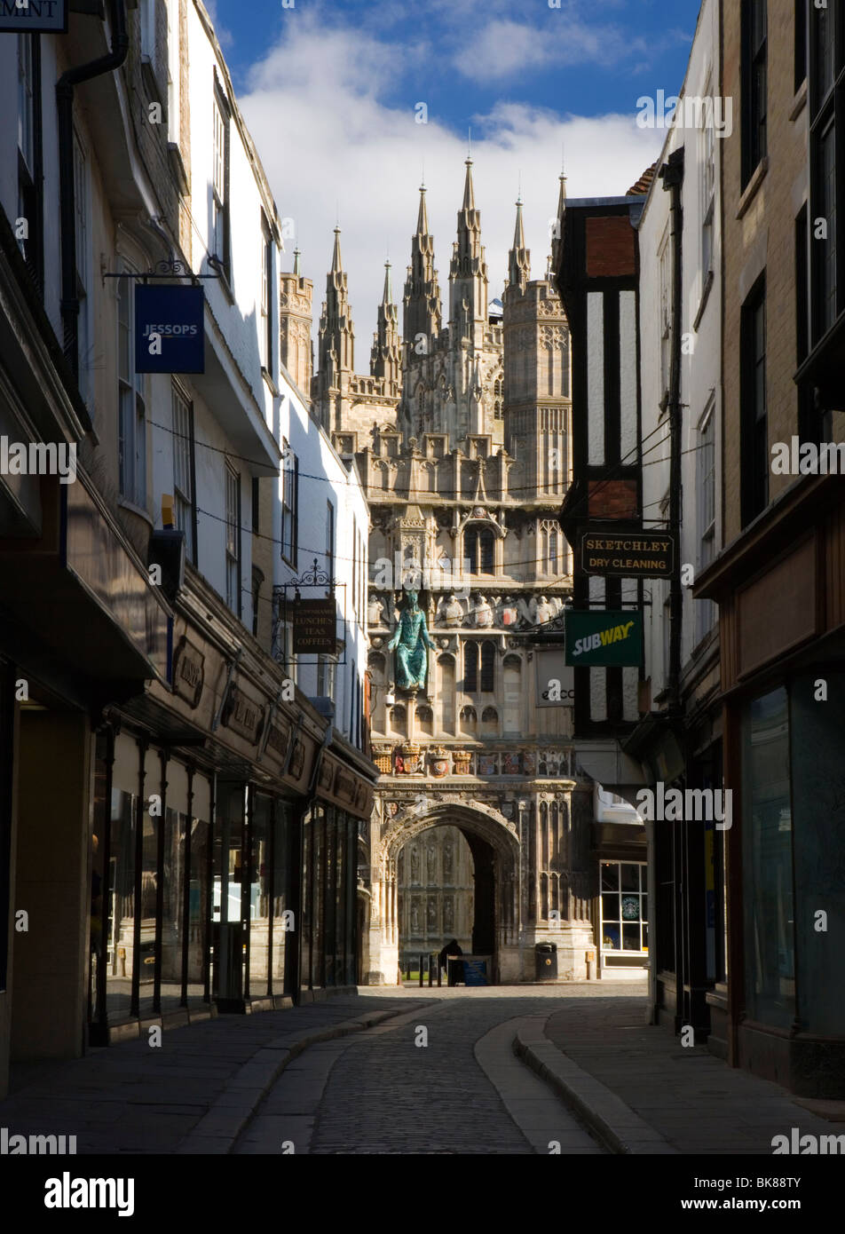 Christchurch Gate Eingang zur Kathedrale von Canterbury betrachtet von einer Einkaufsstraße in Canterbury, Kent, UK. Stockfoto