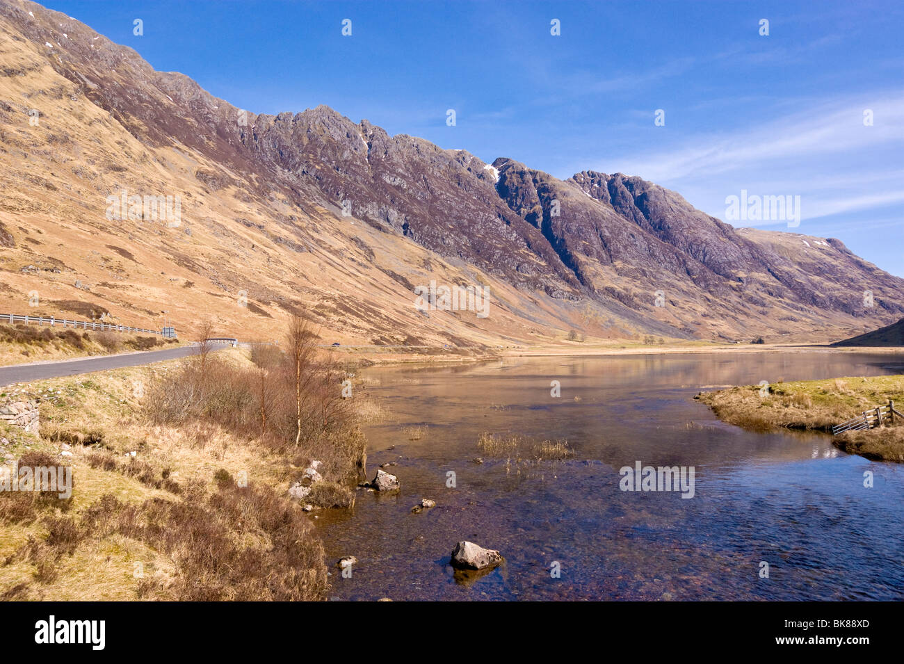 Aonach Eagach Grat, Fluss Coe und Loch Achtriochtanin Glen Coe West Highlands Schottland Stockfoto